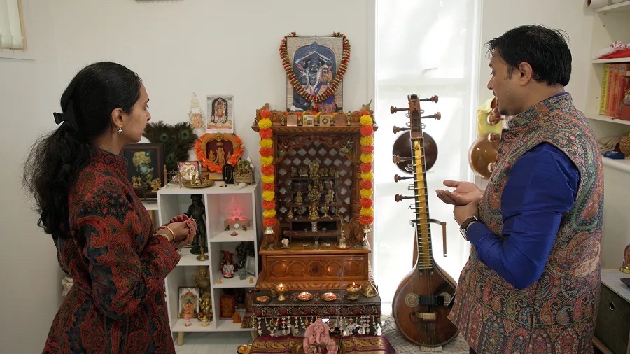 Kriti and Vinay Karanam at their home shrine in Auckland.(RNZ/Cole Eastham-Farrelly)