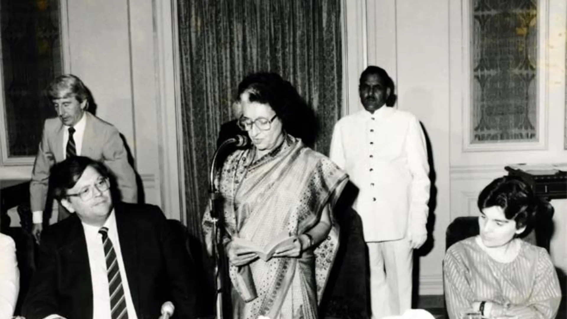 Prime Minister David Lange visited India during his first overseas tour after taking office, meeting Indian Prime Minister Indira Gandhi in 1984. (Archives New Zealand - Te Rua Mahara o te Kāwanatanga)