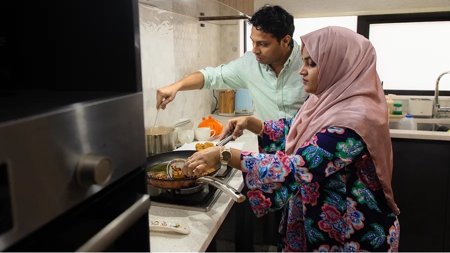 Rizwan and Samreen at home in their kitchen preparing Pakora. (RNZ/Cole Eastham-Farrelly