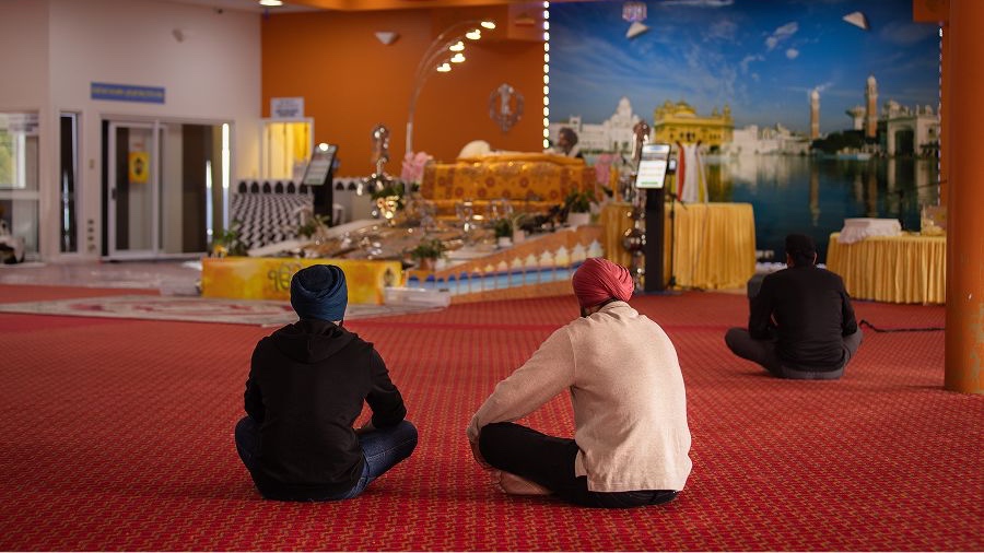 Devotees sit in prayer inside the Darbar Hall at Takanini Gurdwara Sri Kalgidhar Sahib. (RNZ/Cole Eastham-Farrelly)